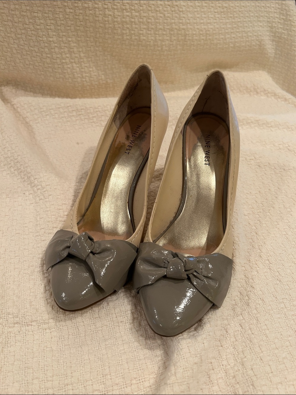 Nine West Two-Tone Beige Pumps with Gray Patent Bow